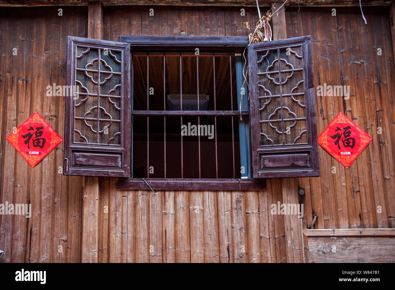 Ansicht eines Holz- Fenster mit geschnitzten Muster in einem alten Haus in Wuzhen Stadt Friedrichshafen Stadt, der ostchinesischen Provinz Zhejiang, 10. April 2015. Auf Stockfoto