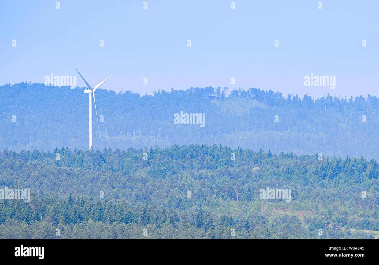 Windenergieanlage Bauernhof im Wald Stockfoto