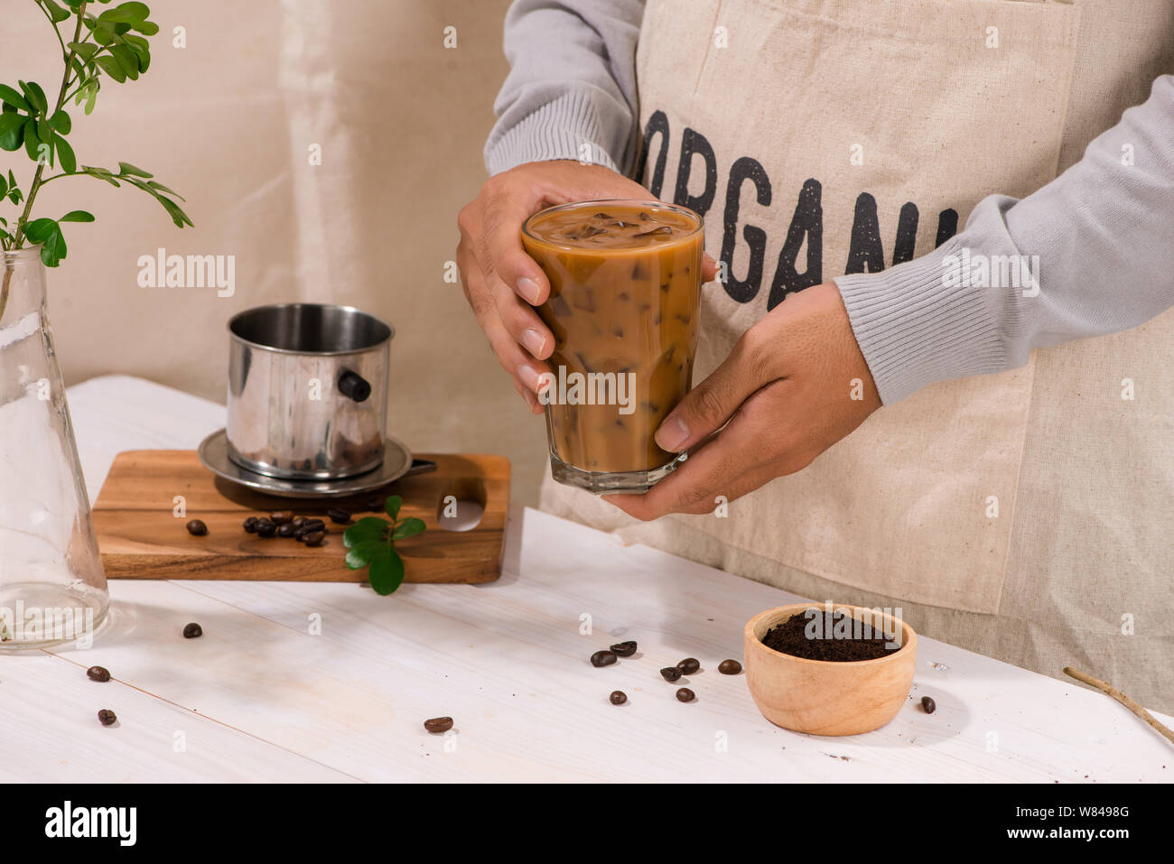 Vietnamesische Eis Kaffee mit Milch auf den Tisch. Stockfoto