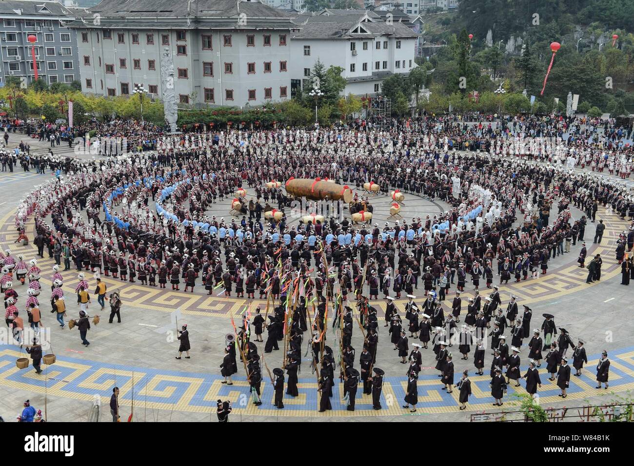 Das chinesische Volk von Miao Minderheit in der traditionellen Tracht nehmen Sie teil an einem grossen Tanz Performance gekleidet während der 2016 Guizhou Jianhe Yang" Asha Stockfoto