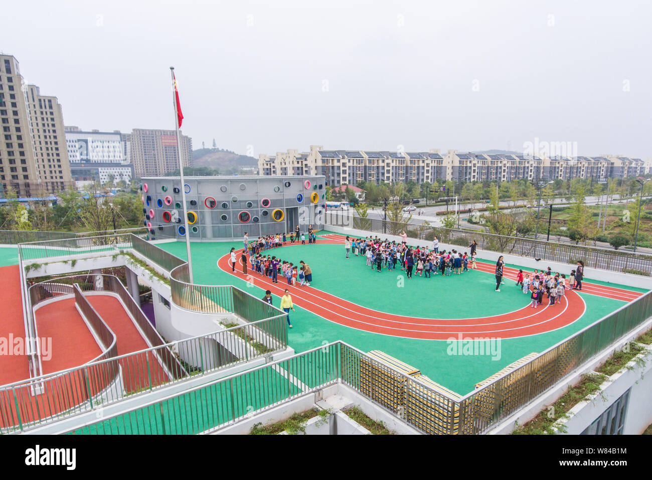 Luftaufnahme von Running Tracks auf dem Dach eines Gebäudes in einem neu eröffneten Kindergarten in Huzhou, im Osten der chinesischen Provinz Zhejiang, 17. Oktober 2016. Stockfoto