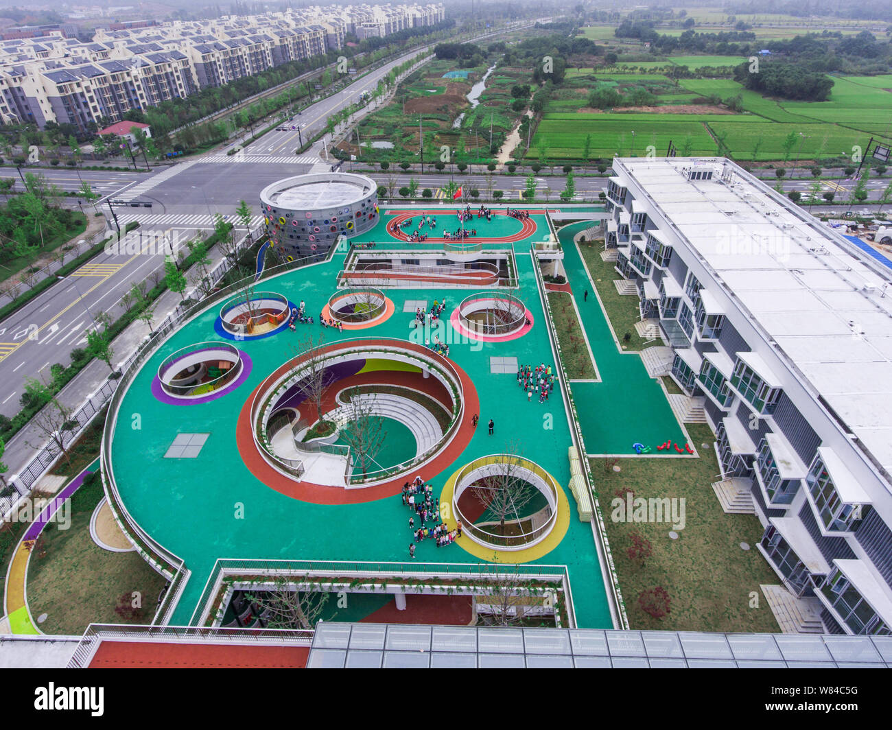 Luftaufnahme von Running Tracks auf dem Dach eines Gebäudes in einem neu eröffneten Kindergarten in Huzhou, im Osten der chinesischen Provinz Zhejiang, 17. Oktober 2016. Stockfoto