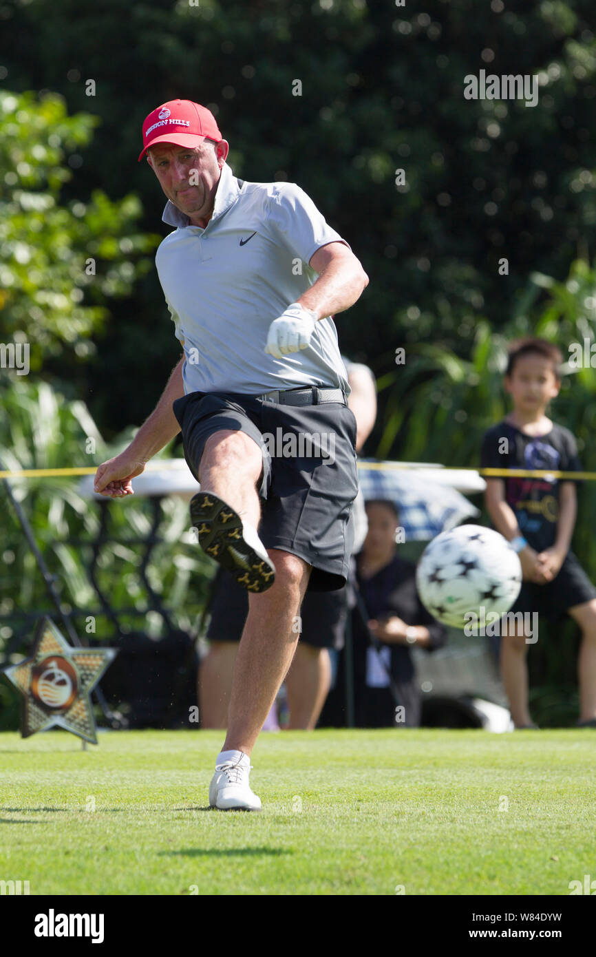 Us-amerikanischer Schauspieler und Sänger Jeremy Renner spielt Fußball während der Mission Hills World Celebrity Pro-Am-Turnier 2016 in Beijing City, South China" Stockfoto