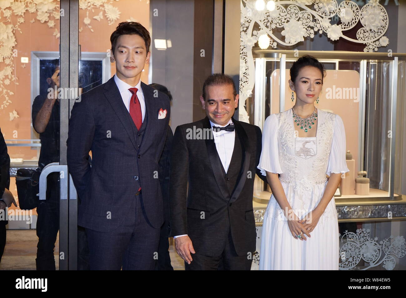 (Von links) Koreanische Sänger und Schauspieler Jung Ji-hoon, besser bekannt unter seinem Künstlernamen Regen bekannt, Diamant Schmuck Designer Nirav Modi und chinesische Schauspielerin Stockfoto