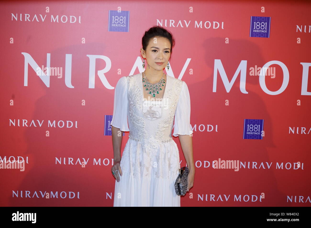 Chinesische Schauspielerin Zhang Ziyi nimmt an der Eröffnungsfeier der ein juweliergeschäft von nirav Modi in Hongkong, China, 26. Oktober 2016. Stockfoto