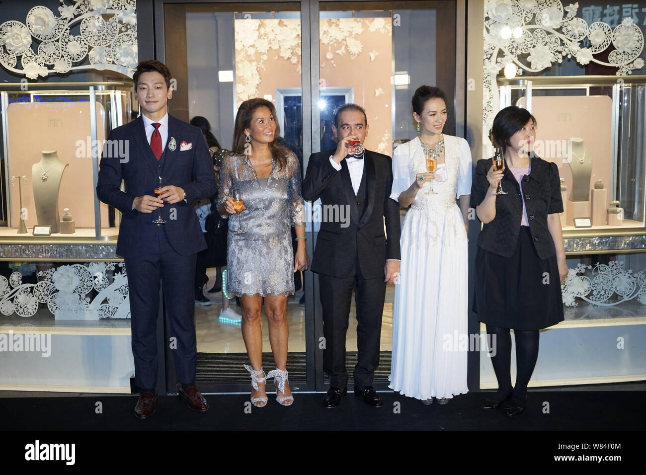Koreanische Sänger und Schauspieler Jung Ji-hoon, Links, besser bekannt unter seinem Künstlernamen Regen bekannt, Diamant Schmuck Designer Nirav Modi, Mitte, und Chinesischen actr Stockfoto