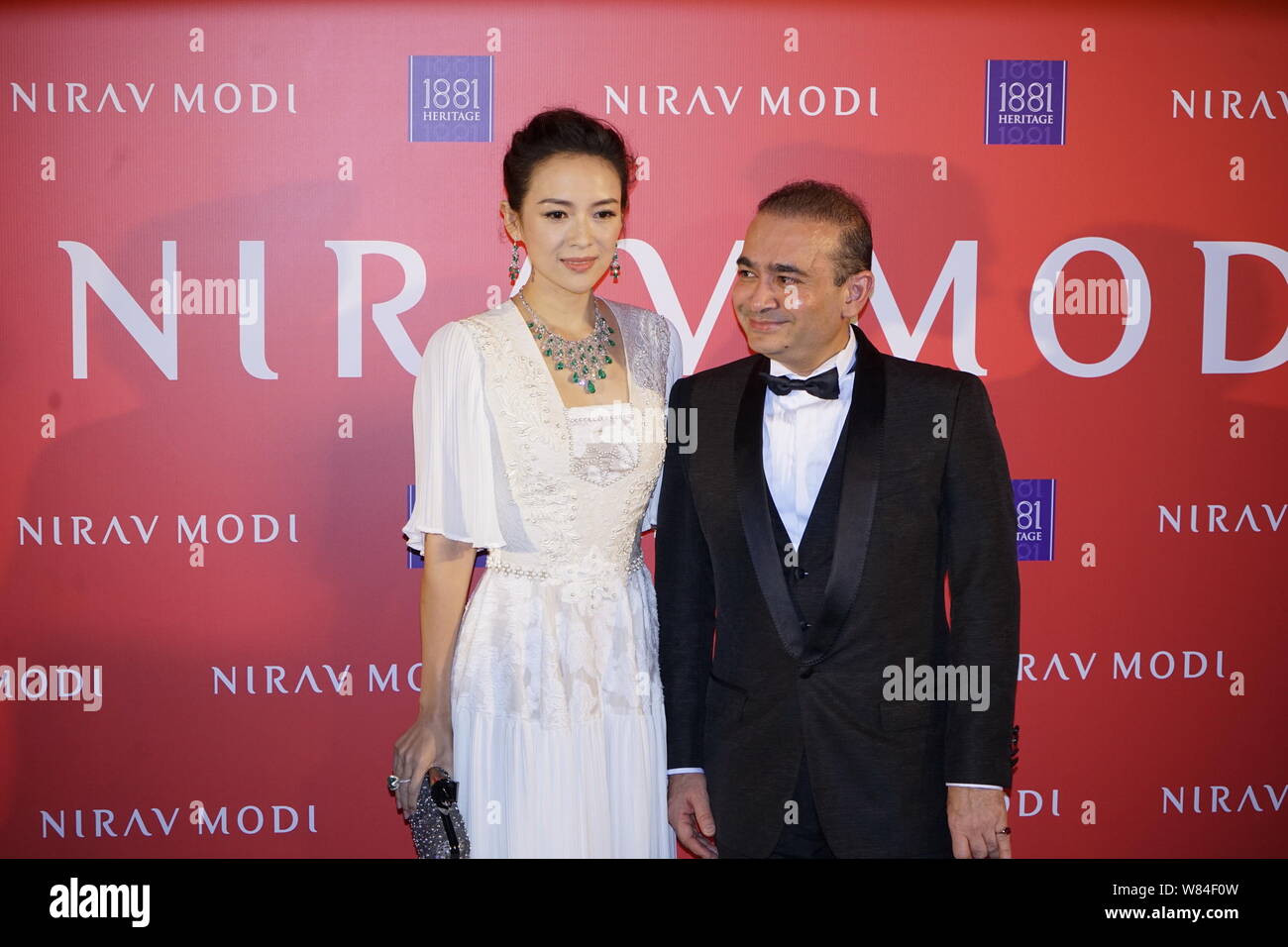 Chinesische Schauspielerin Zhang Ziyi, Links, und Diamant Schmuck Designer Nirav  Modi nehmen an der Eröffnung der ein juweliergeschäft von nirav Modi in  Hongkong Stockfotografie - Alamy