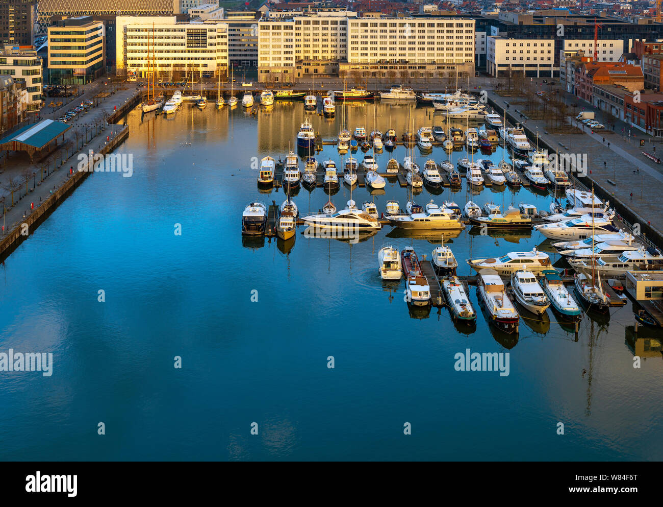 Die Yacht Marina Hafen von Antwerpen City (Antwerpen in Englisch) bei Sonnenuntergang in der eilandje Bezirk, Provinz Antwerpen, Belgien. Stockfoto