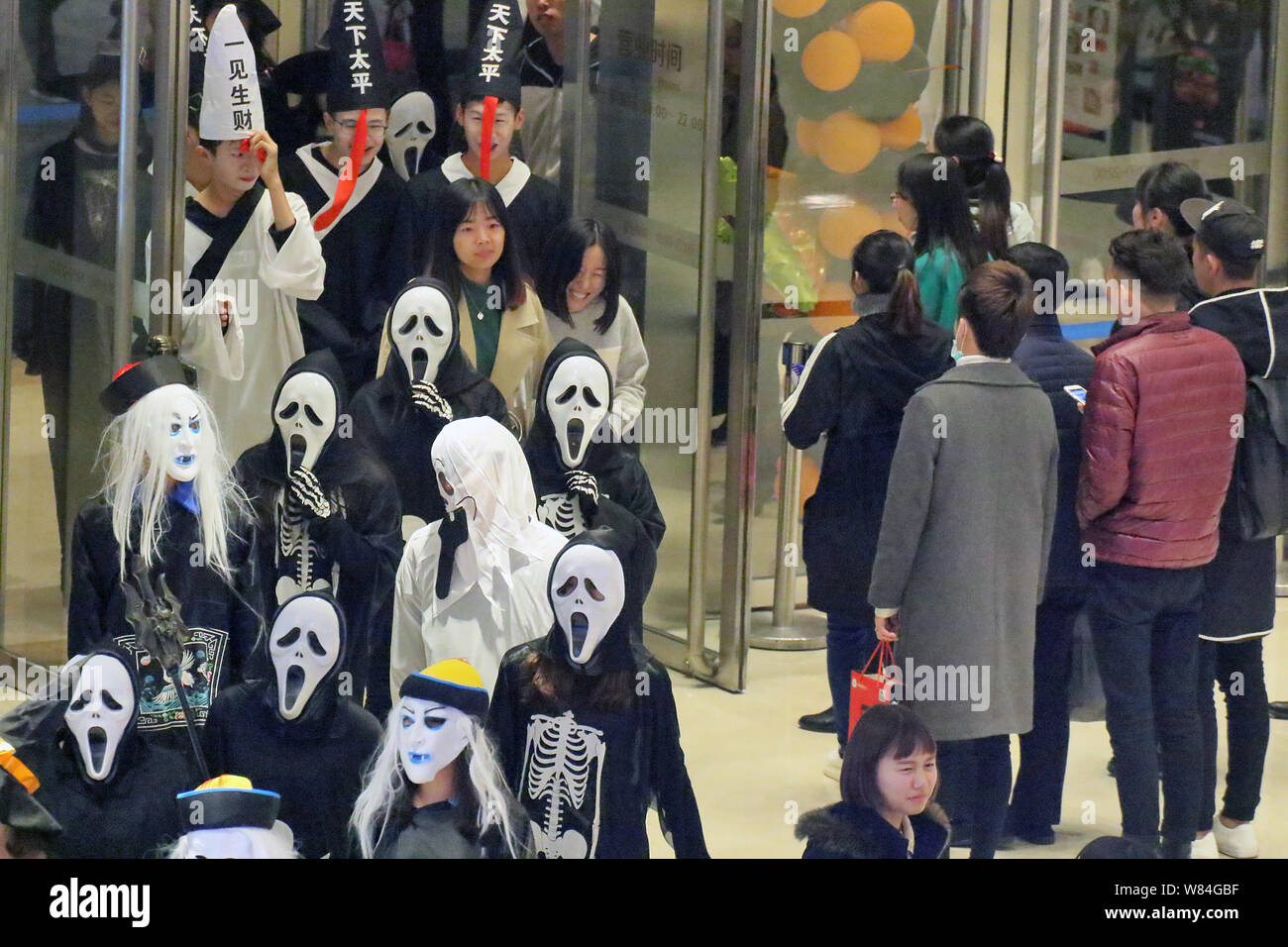 Animateure gekleidet in Ghost oder zombie Kostüme Parade bei einem Einkaufszentrum Halloween in Yantai Stadt zu feiern, der ostchinesischen Provinz Shandong, 30 O Stockfoto