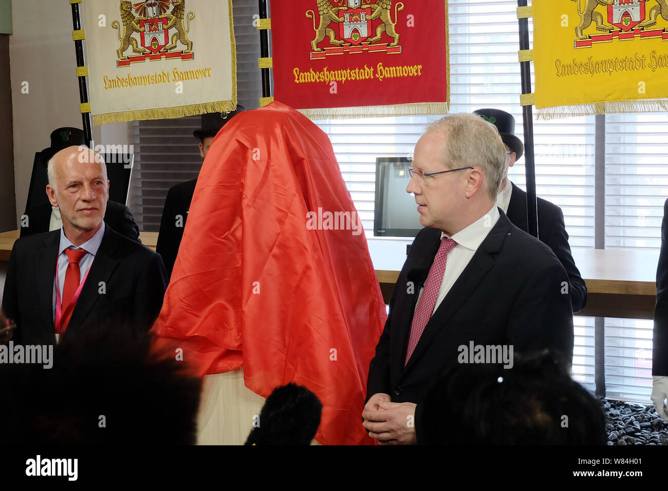 Stefan Schostok, rechts, Bürgermeister von Hannover, nimmt an der Eröffnung der Ausstellung Hanonver-Haus Halle auf Hannoversche Stra?e (Hannover Straße) Stockfoto