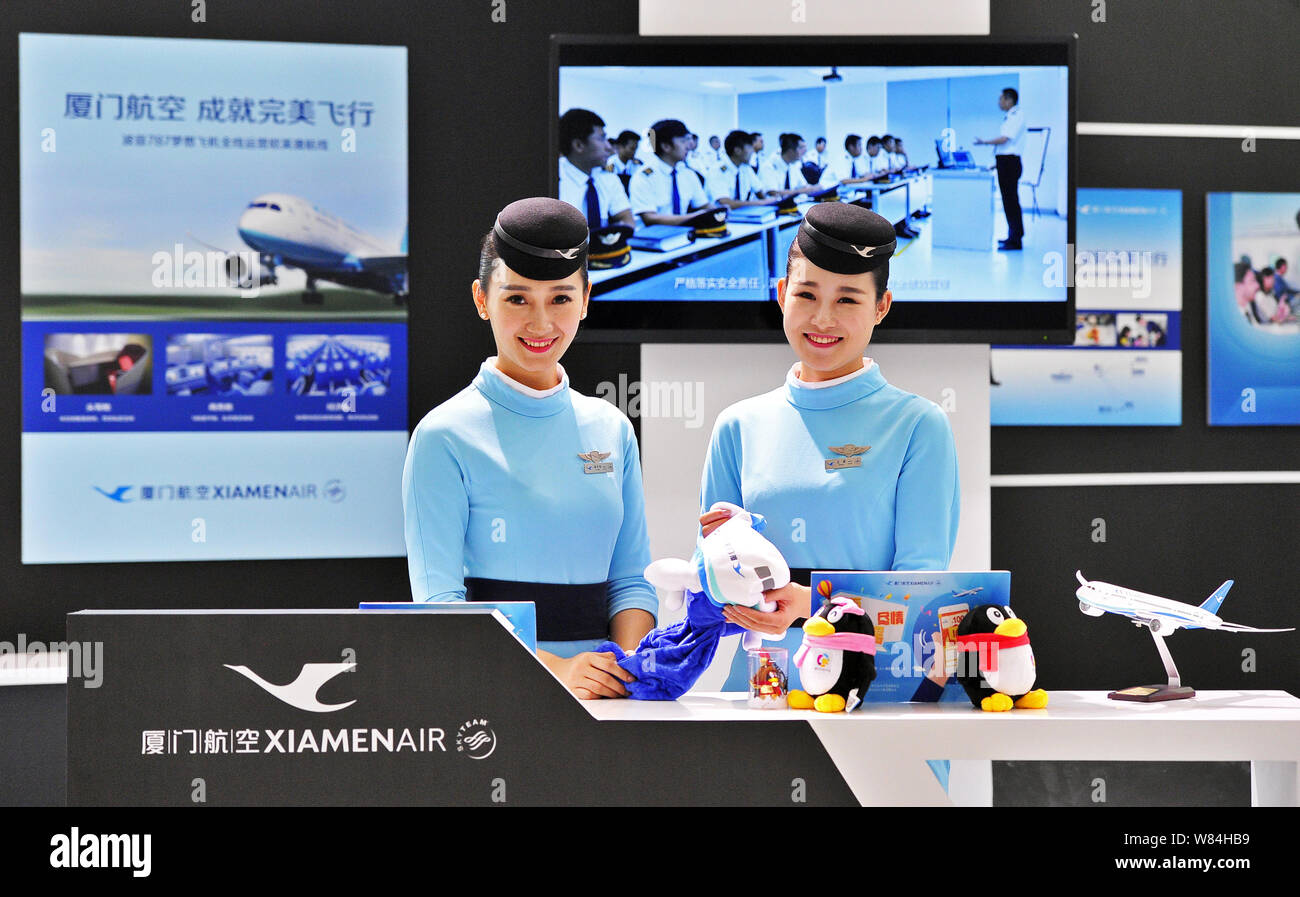 ---- Chinese Stewardessen posieren am Stand von Xiamen Airlines während der TENCENT Global Partner Konferenz 2016 in Fuzhou city, Südosten Chinas Stockfoto