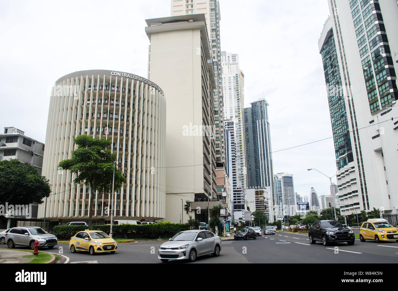 Gebäude der Balboa Avenue, einer der wichtigsten Straßen von Panama City Stockfoto