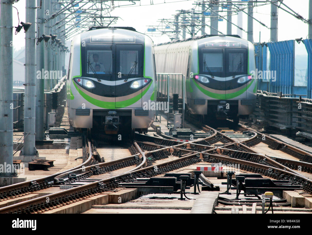 ---- U-Züge auf der Strecke in Nanjing, Provinz Jiangsu, China, 14. Juni 2016. Chinas Investitionen in die Metro Systems ist zu erwarten Stockfoto