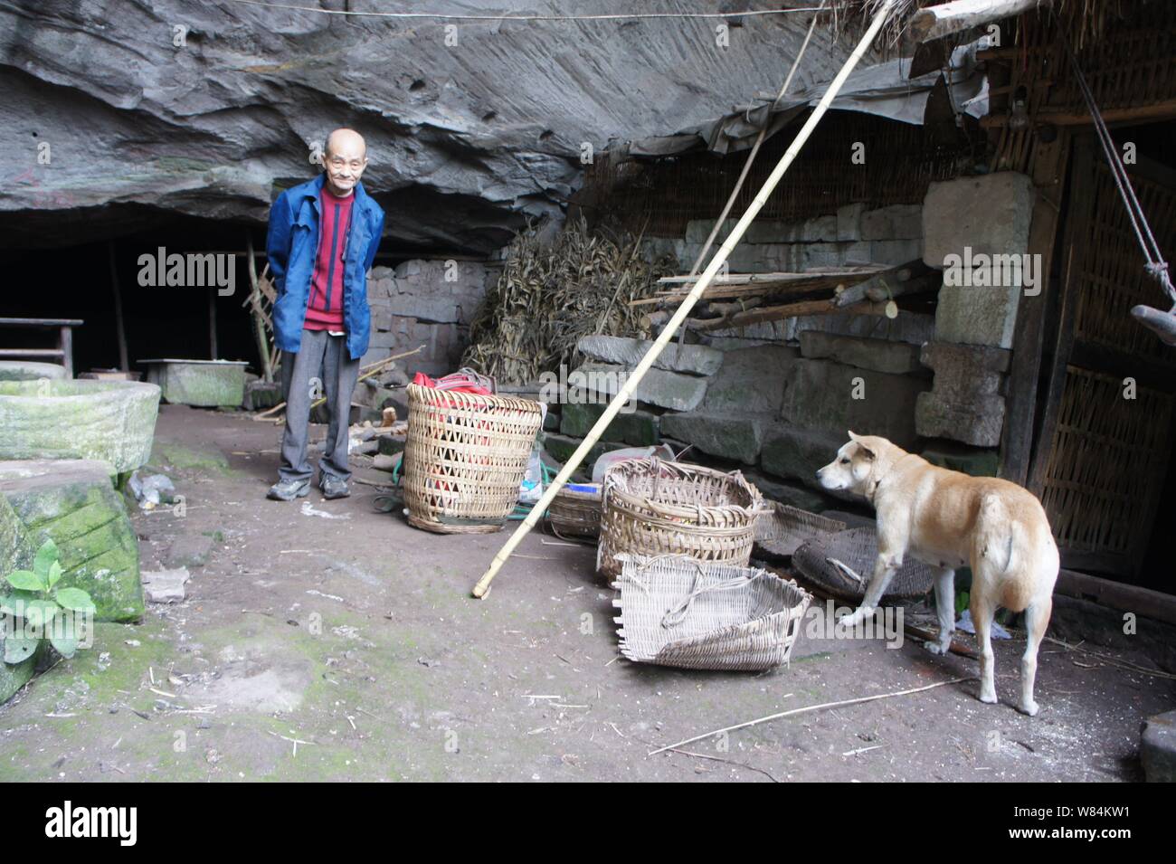 Ältere Chinesen Liang Zifu wird dargestellt, außerhalb einer Höhle, die er und seine Frau Li Suying in für 54 Jahre gelebt haben, in der Nähe der Nanchong City, im Südwesten von C Stockfoto