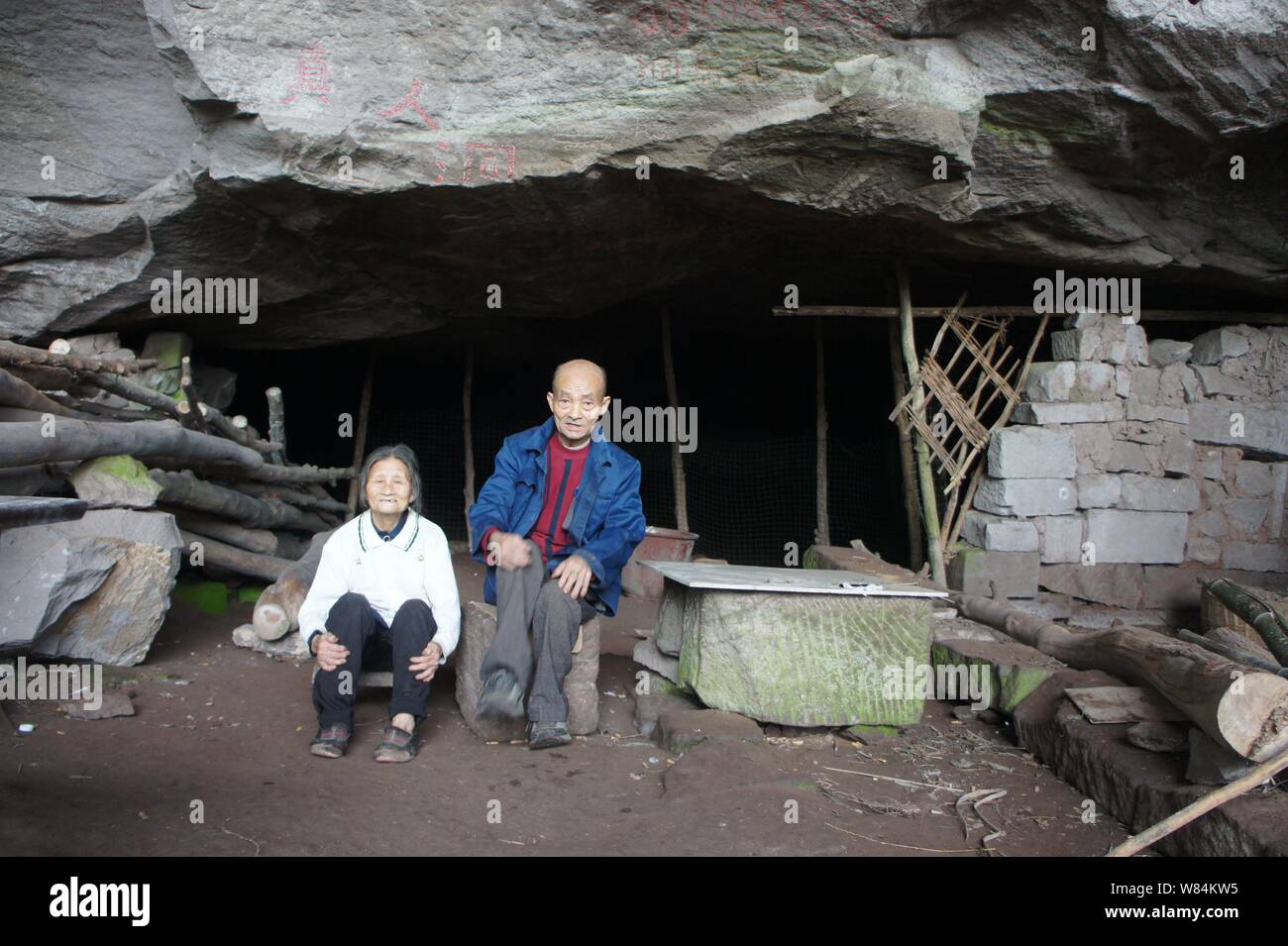 Ältere Chinesische paar Liang Zifu, rechts und Li Suying sitzen außerhalb einer Höhle, in der sie für 54 Jahre gelebt haben, in der Nähe der Nanchong City, im Südwesten von China Stockfoto