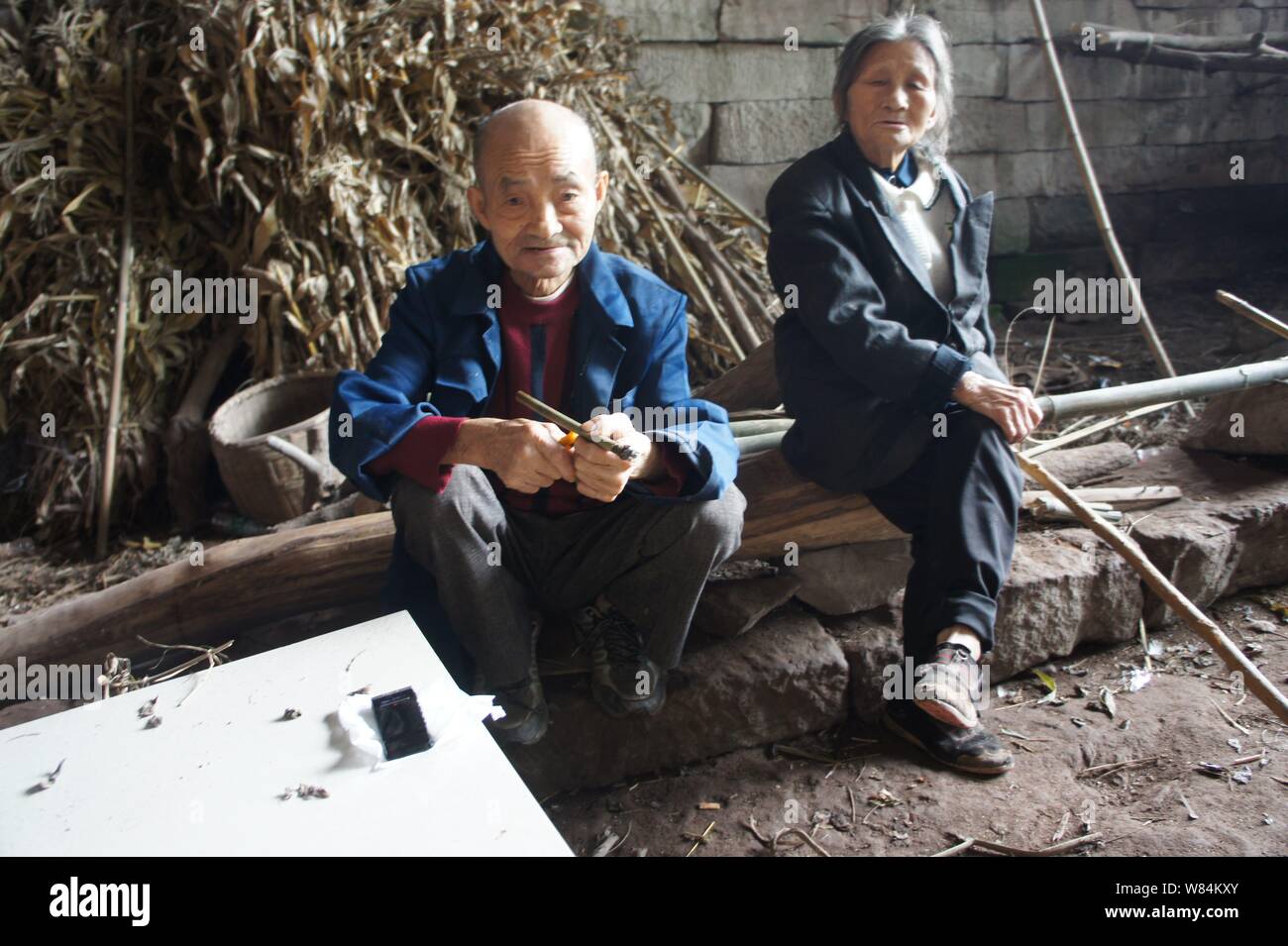 Ältere Chinesische paar Liang Zifu, Links, und Li Suying sitzen außerhalb einer Höhle, in der sie für 54 Jahre gelebt haben, in der Nähe der Nanchong City, im Südwesten von China" Stockfoto