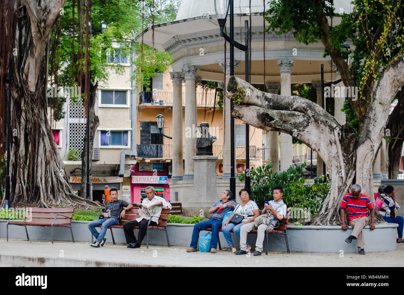 Szenen des täglichen Lebens in Park Santa Ana, am Ende des bekannten und historischen Fußgängerzone 'La Peatonal' oder 'La Central' in Panama City Stockfoto