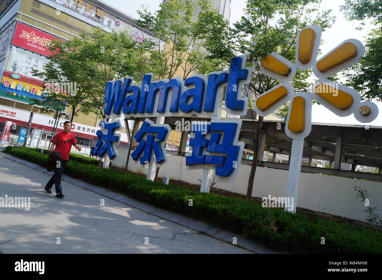 ---- Ein Fußgänger geht Vergangenheit ein Zeichen von Walmart in Stadt Huaibei, der ostchinesischen Provinz Anhui, 30. April 2016. Wal-Mart Stores Inc. hat die rese Hit Stockfoto