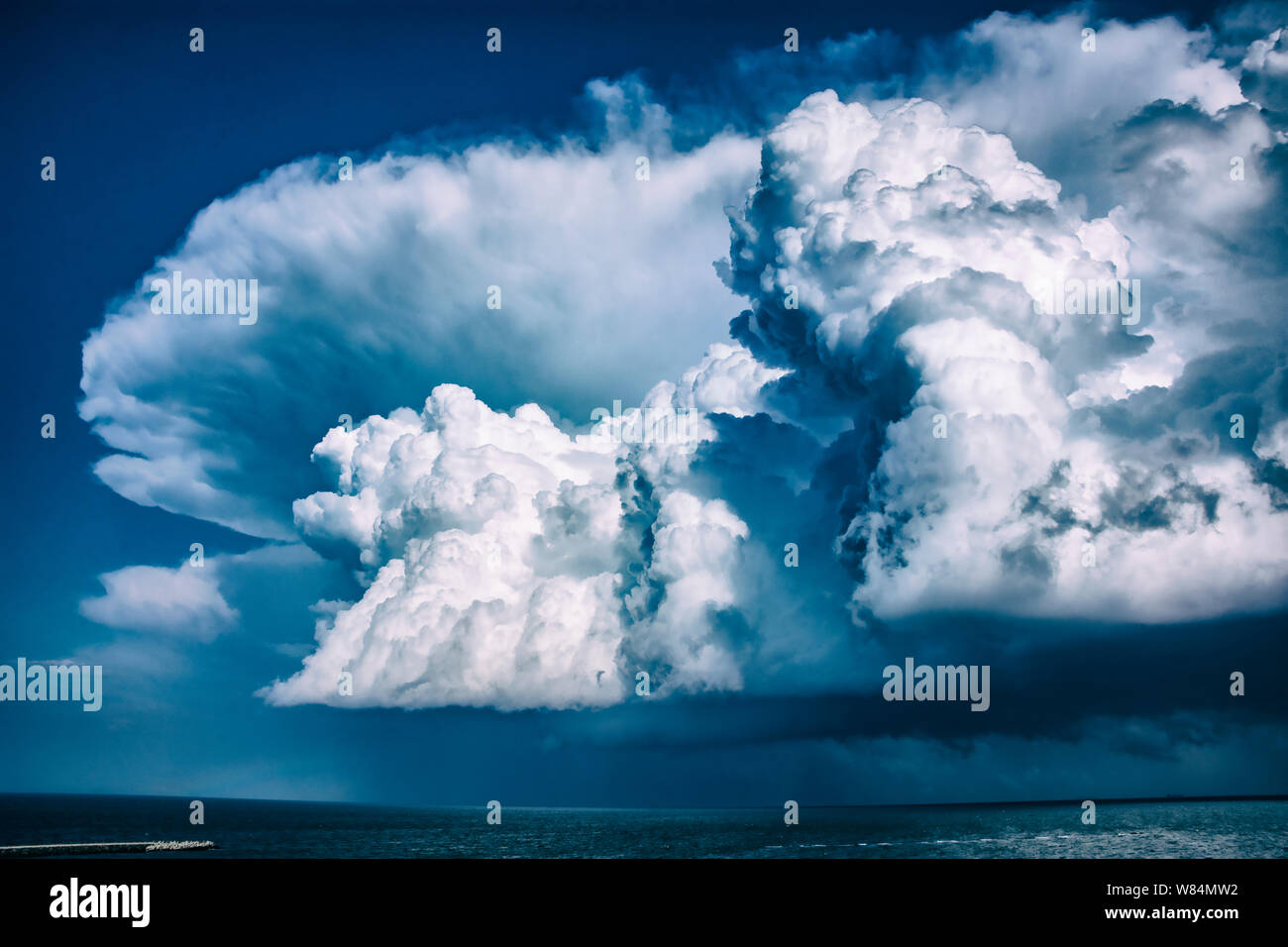 Riesige stürmischen Wolken über Schwarzes Meer, Rumänien Stockfoto