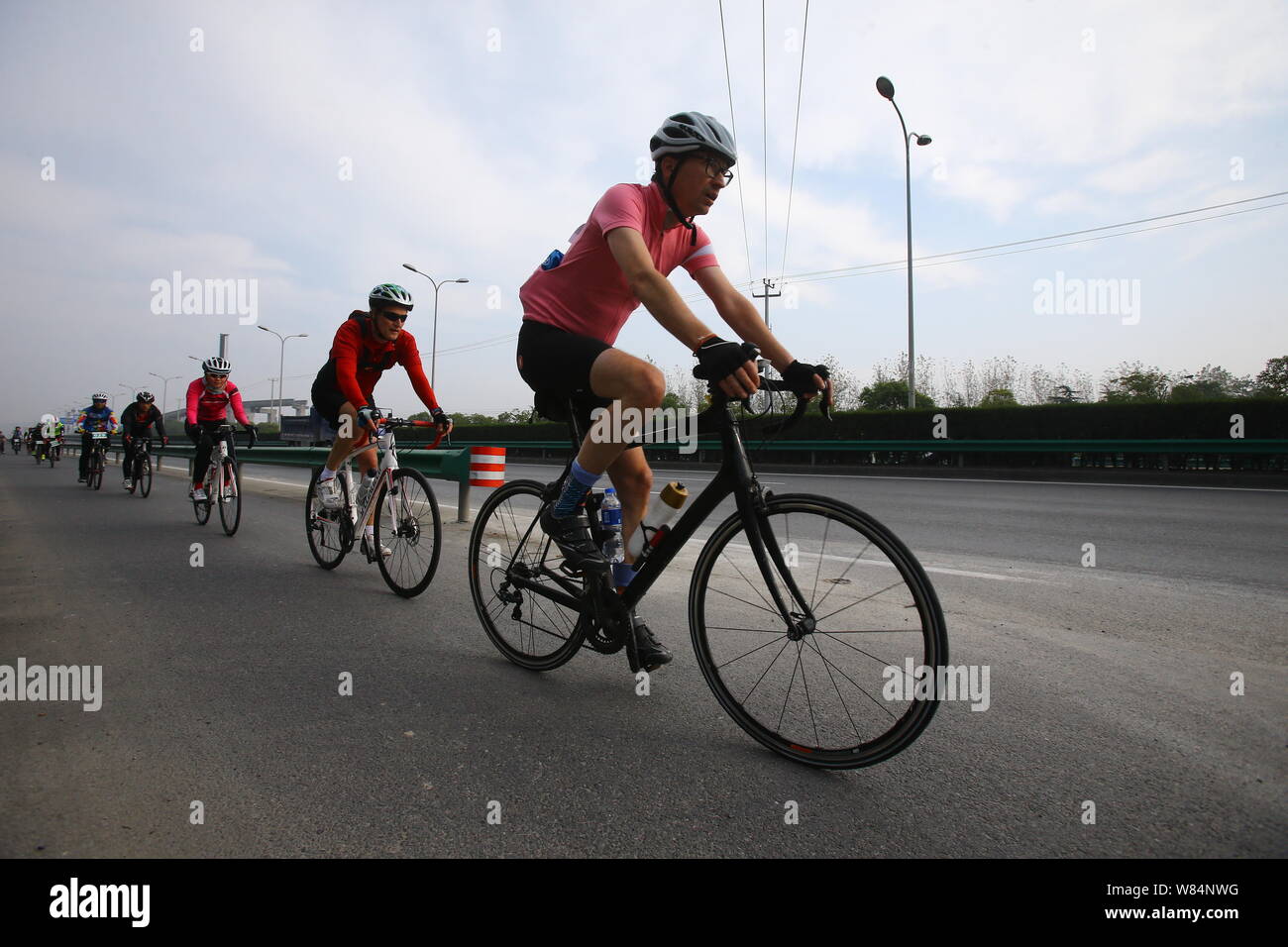 ---- Chinesen fahren Radfahrer auf einer Straße in Shanghai, China, 15. November 2015. Es war nicht so lange her, dass Flüsse von Fahrrad Pendler lebensregung Stockfoto