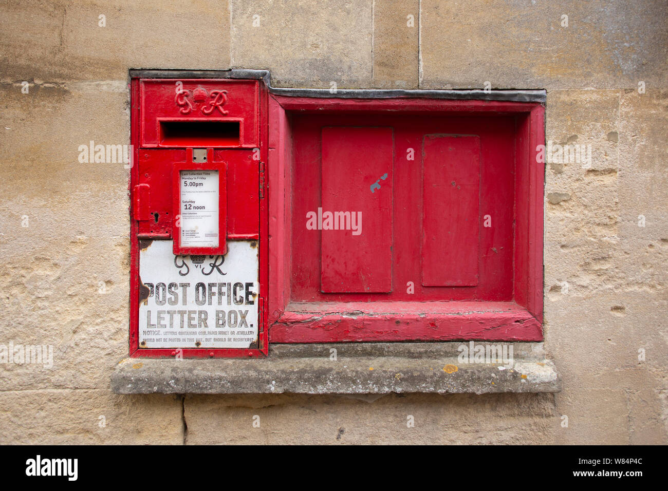 Old Style rot Post Briefkasten/Post Box in der englischen Dorf Bruton, Somerset. Stockfoto