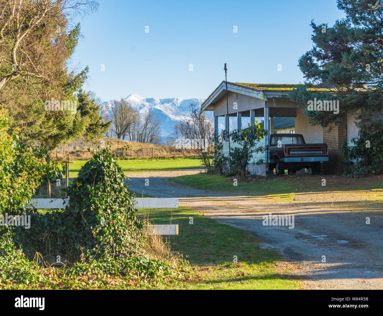 Hof der Familie Haus mit alten Lkw neben geparkt Stockfoto