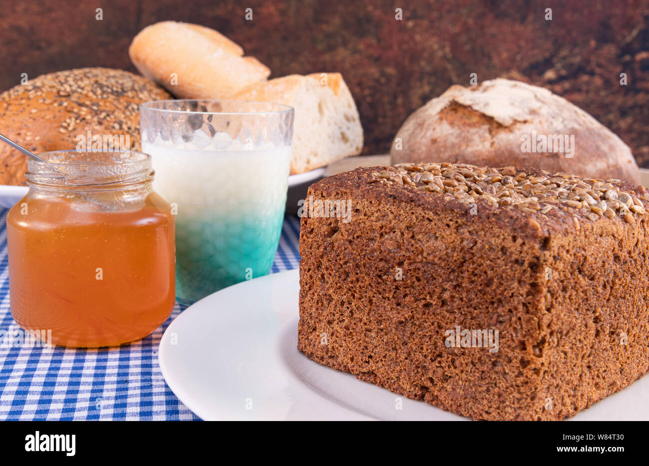 Multicereal Brot mit Sonnenblumenkernen von Marmalade Verbreitung begleitet Stockfoto