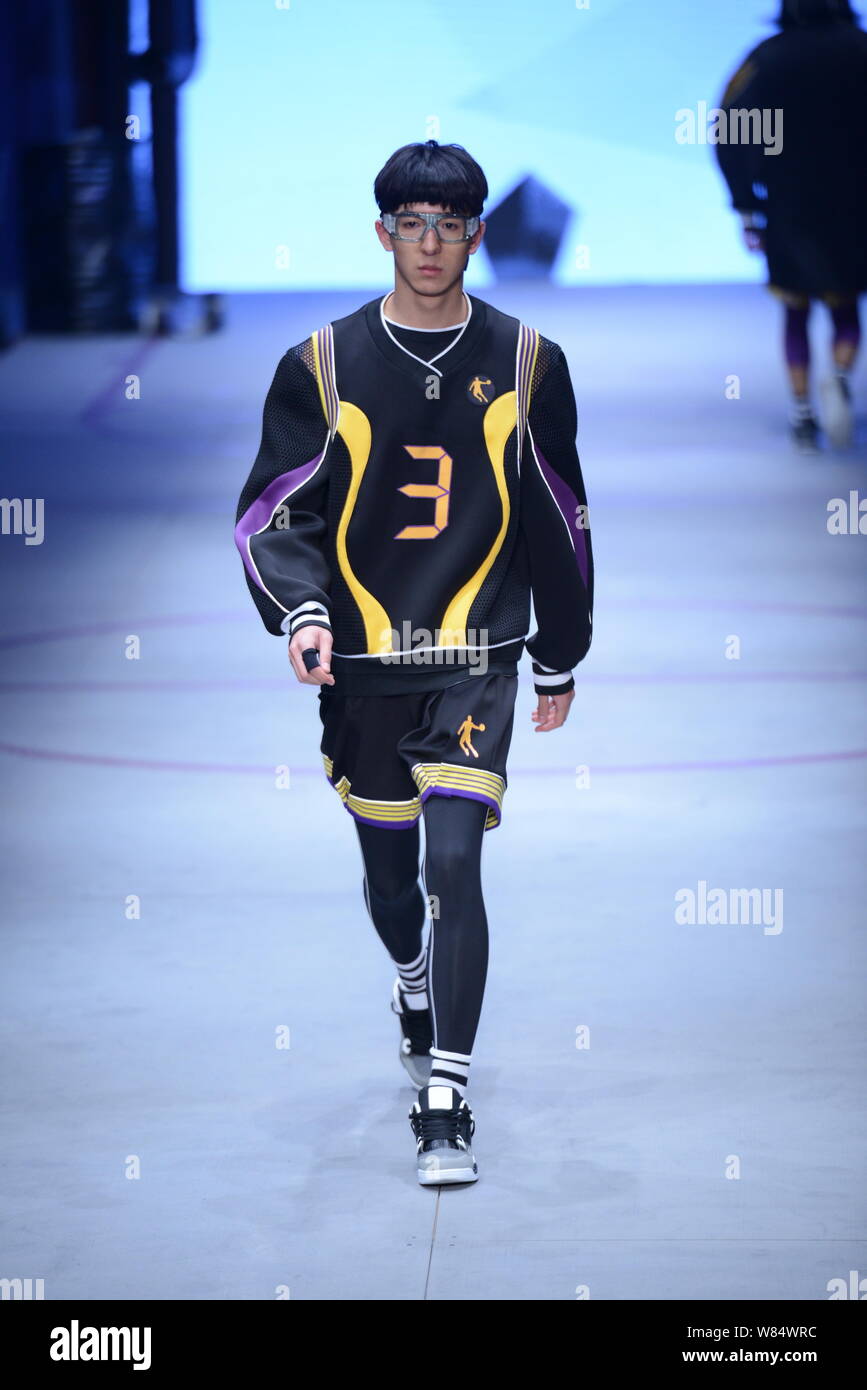 Ein Modell zeigt eine neue Schöpfung an der Qiaodan Cup 11 China Sport Design Wettbewerb während der China Fashion Week Frühjahr/Sommer 2017 in Peking tragen, Stockfoto