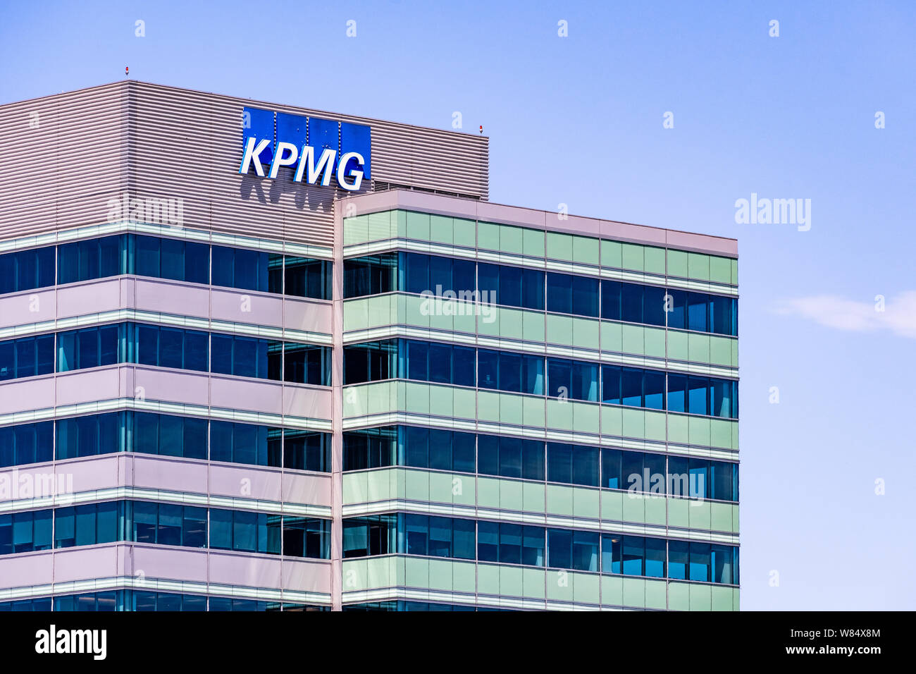 August 6, 2019 Sunnyvale/CA/USA - KPMG Bürogebäude in South San Francisco Bay Area; KPMG ist eines der vier großen accounting Organisationen Stockfoto