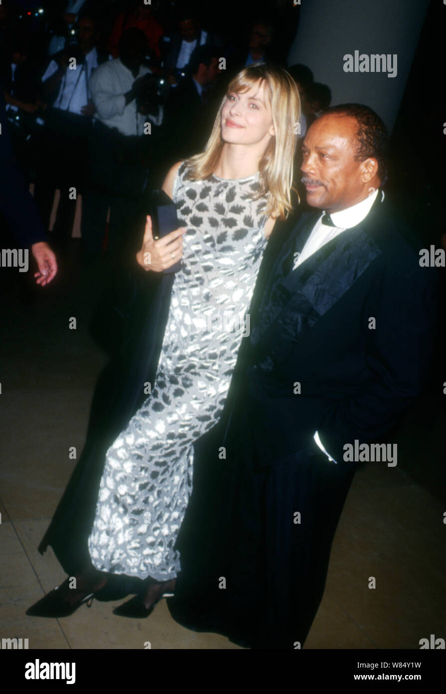 Beverly Hills, Kalifornien, USA 28. Oktober 1994 Schauspielerin Nastassja Kinski und Produzent Quincy Jones nehmen an der 1994 Karussell der Hoffnung Kugel der Barbara Davis Center für die Kindheit Diabetes am 28. Oktober 1994 Im Beverly Hilton Hotel in Beverly Hills, Kalifornien, USA zu profitieren. Foto von Barry King/Alamy Stock Foto Stockfoto