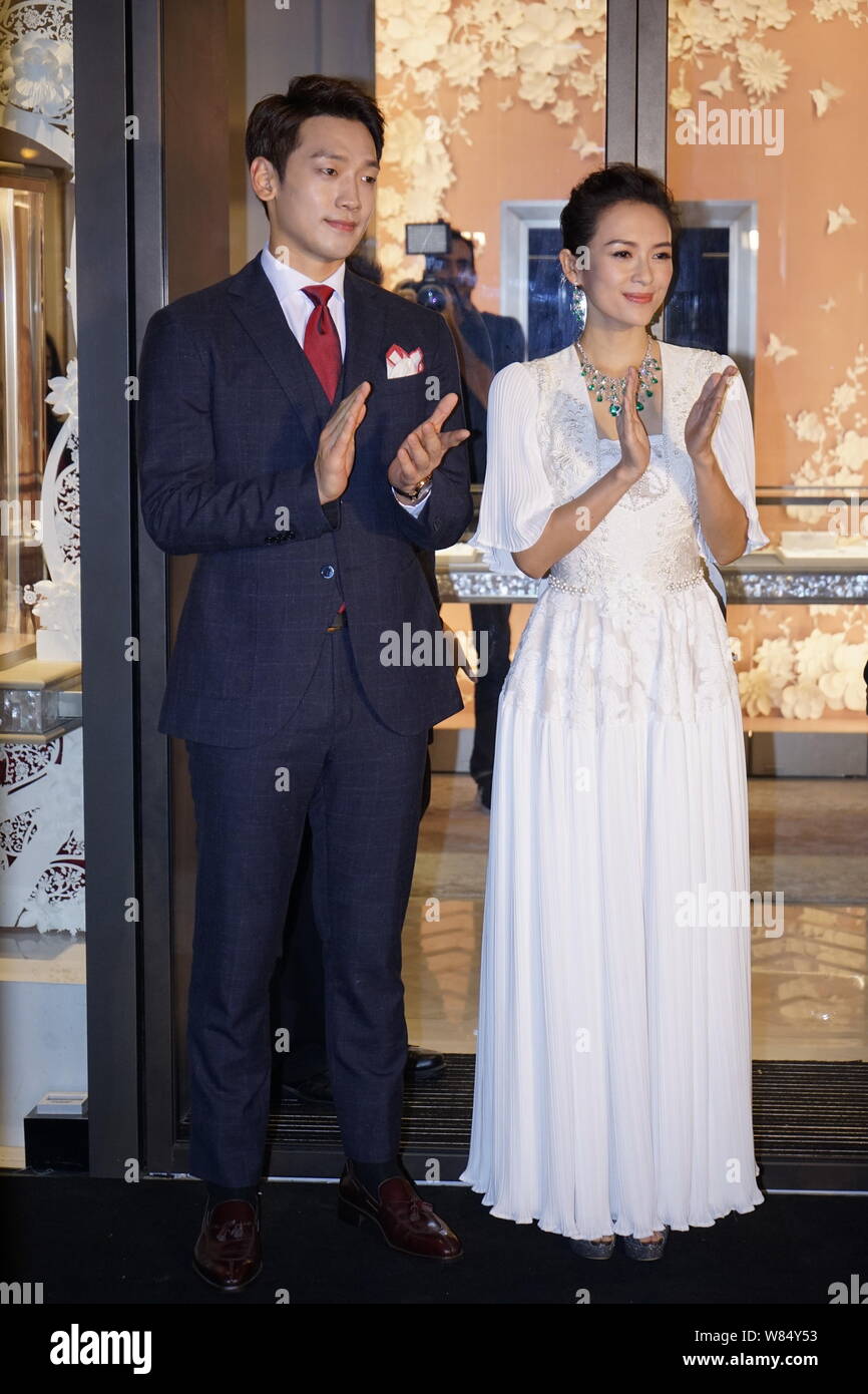 Koreanische Sänger und Schauspieler Jung Ji-hoon, Links, besser bekannt unter seinem Künstlernamen Regen bekannt, und die chinesische Schauspielerin Zhang Ziyi nehmen an der Eröffnung eines Stockfoto