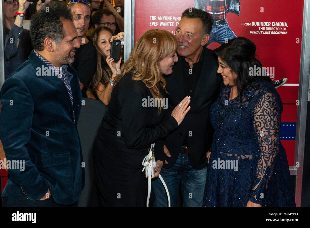 Asbury Park, NJ - 7. August 2019: Sarfraz Manzoor, Patti Scialfa, Bruce Springsteen, Gurinder Chadha besuchen Premiere von 'Im Licht' bei Paramount Theater Blind Stockfoto