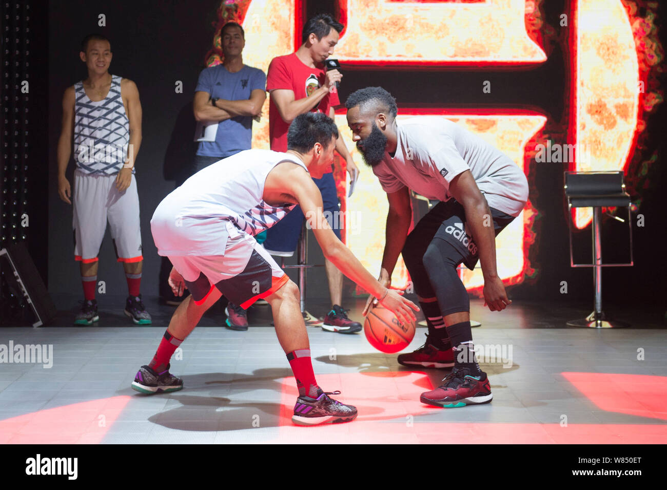 NBA Star James Harden rechts spielt Basketball wahrend einer Werbekampagne fur Adidas in Peking China 7. September 2016 Stockfotografie Alamy