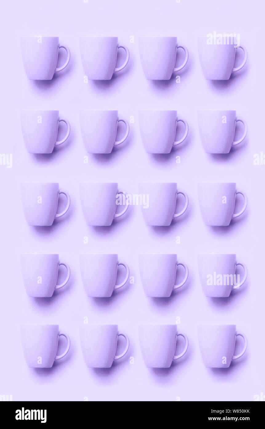 Muster von cups über violett unterlegt. Geburtstag Feier, baby Konzept Dusche. Pastellfarben. Banner. Minimalistisches Design. Stockfoto