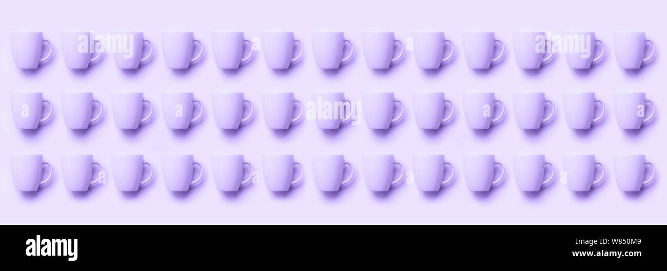 Muster von cups über violett unterlegt. Geburtstag Feier, baby Konzept Dusche. Pastellfarben. Banner. Minimalistisches Design. Stockfoto