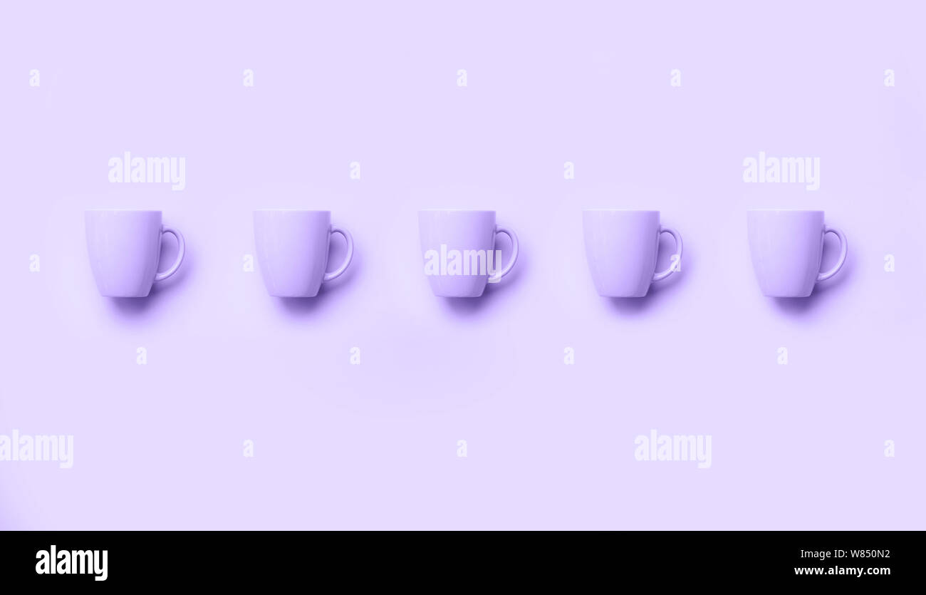 Zeile mit Cups über violett unterlegt. Geburtstag Feier, baby Konzept Dusche. Monochrome Farben Muster. Banner. Minimalistisches Design. Stockfoto