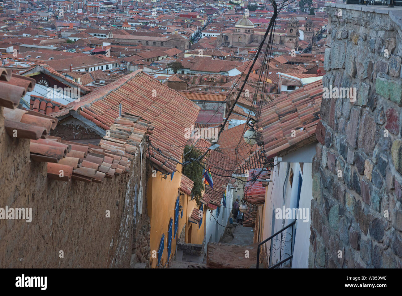Roten Ziegeldächern und kolonialer Architektur in der UNESCO Weltkulturerbe Stadt Cusco, Peru Stockfoto