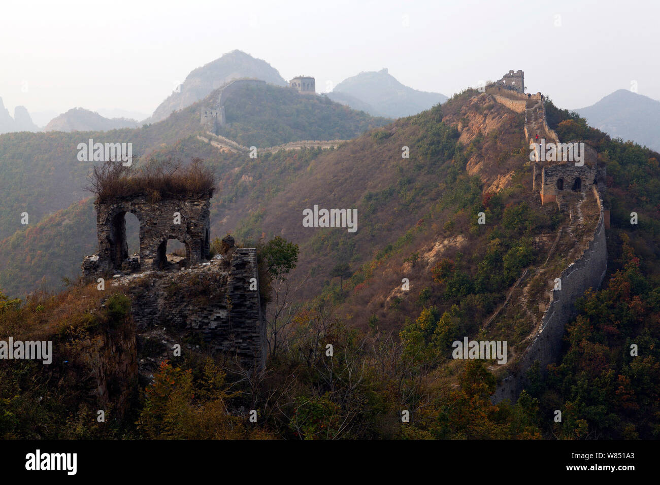 ------ Landschaft des Xiaohekou Große Mauer, eine wilde Ausdehnung der Großen Mauer, die in Suizhong County, Stadt Huludao, Provinz Liaoning im Nordosten Chinas Stockfoto