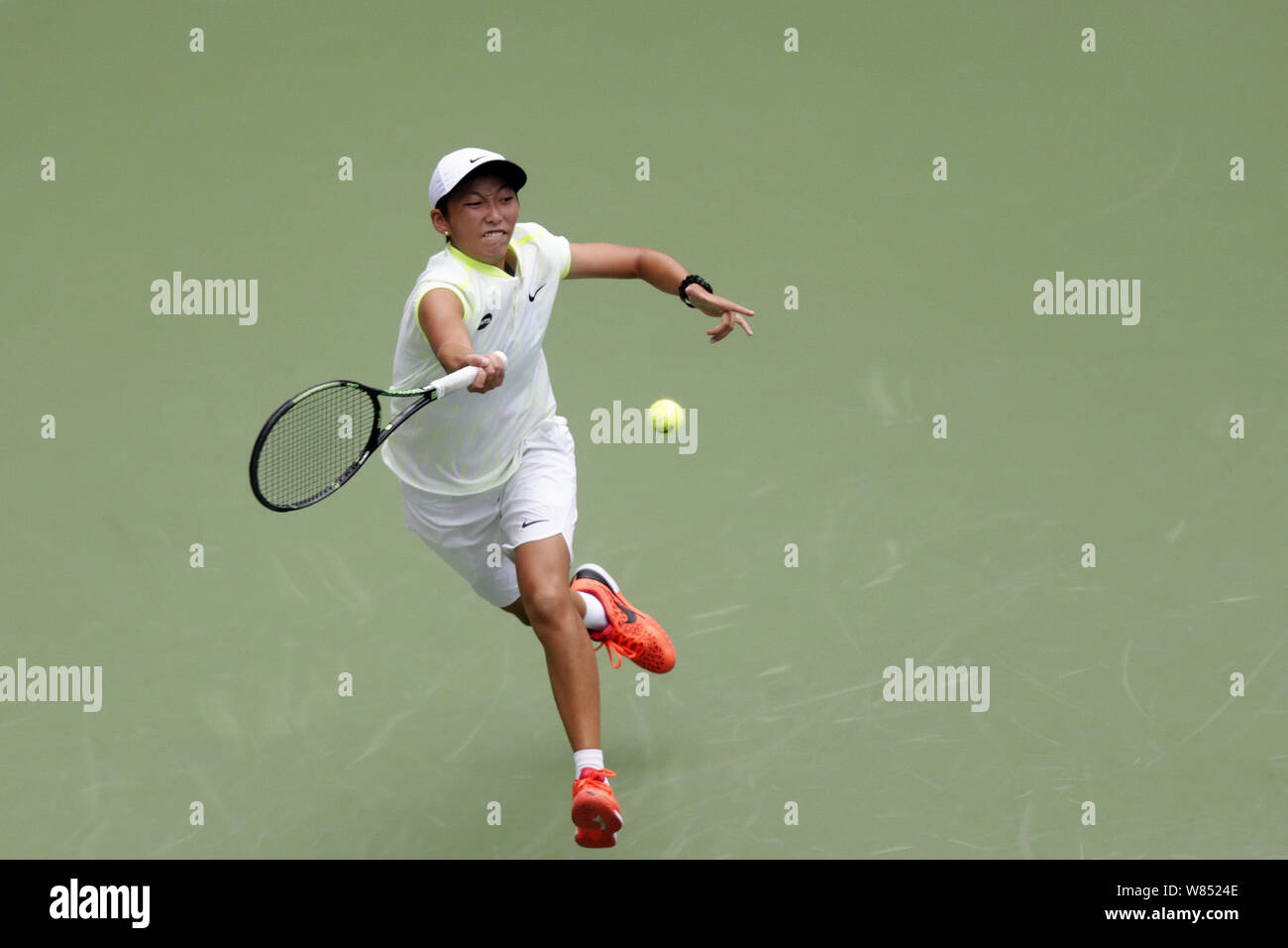 Sie xiaodi von China liefert einen Schuß zu Jelena Jankovic aus Serbien während ihrer Frauen singles Auftaktspiel der WTA Guangzhou Open 2016 in Guang Stockfoto