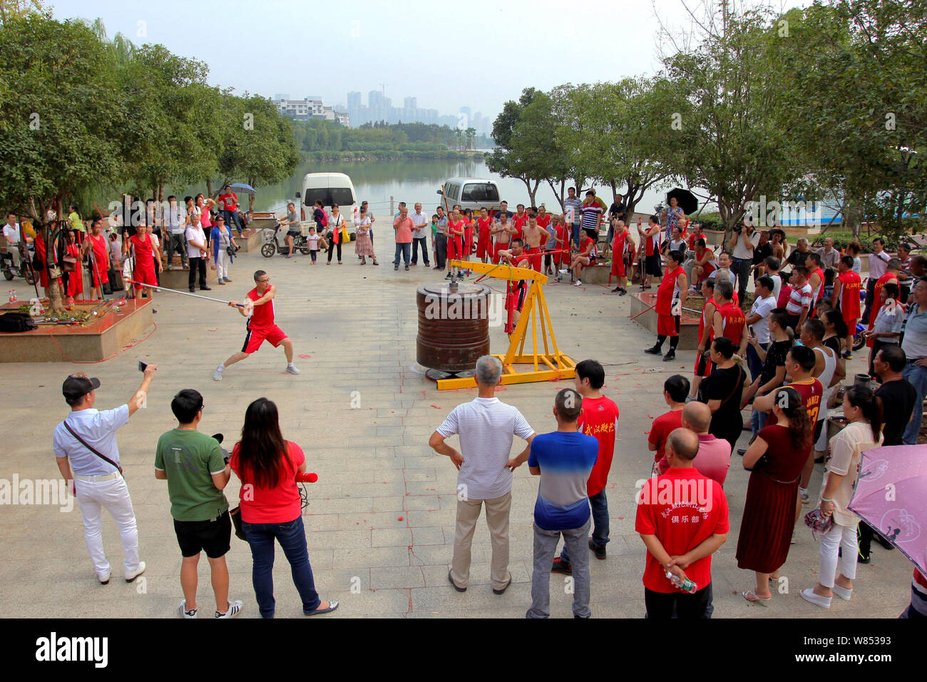 Anwohner Blick auf Chinesischen Fans spielen Mit einem Kreisel mit einem Gewicht von über 1.800 Kilogramm während ein Versuch, eine neue Guinness World neu einstellen Stockfoto
