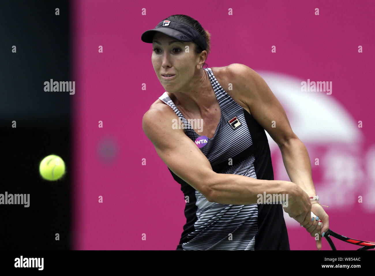 Jelena Jankovic aus Serbien liefert einen Schuß zu Sie xiaodi Chinas während ihrer Frauen singles Auftaktspiel der WTA Guangzhou Open 2016 in Guang Stockfoto