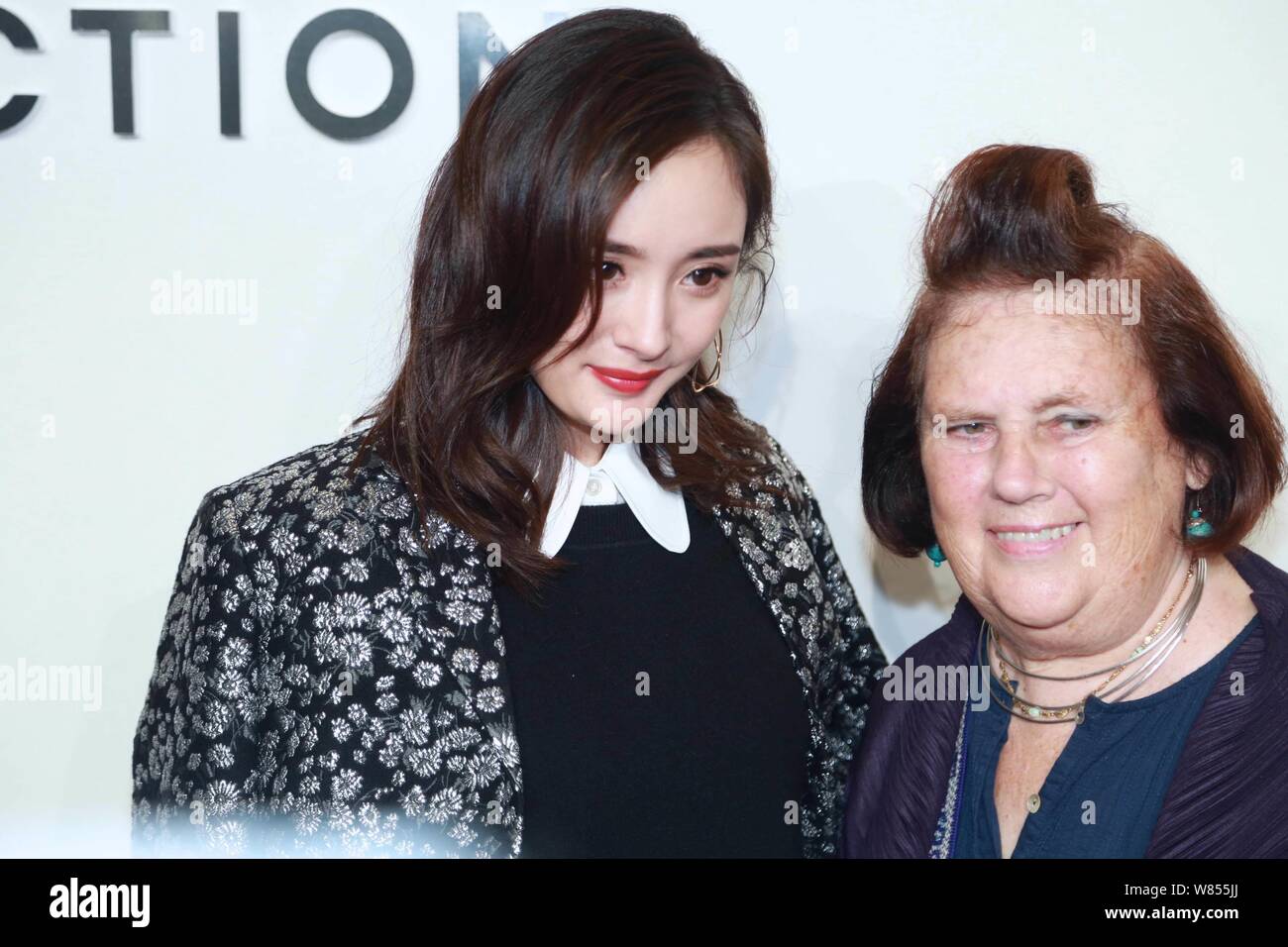 Chinesische Schauspielerin Yang Mi, Links, und britischen Modekritikerin Suzy Menkes besuchen Die Michael Kors fashion show während der New York Fashion Week Frühjahr/Summe Stockfoto