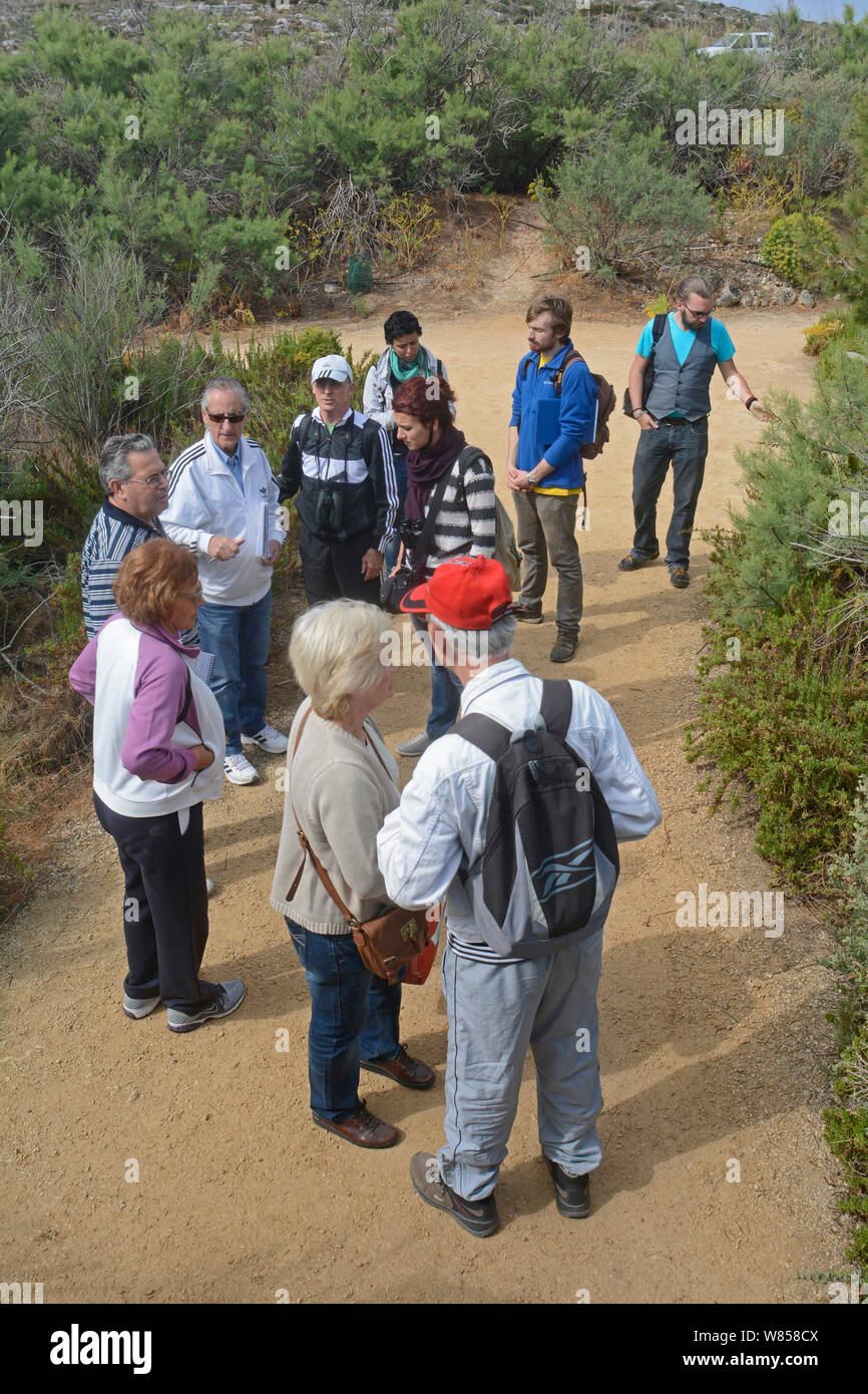 Mitglieder von BirdLife Malta, eine Tour von Ghadira Nature Reserve, geführt von Ray Veller die Wärter, bei BirdLife Malta Springwatch Camp, Malta, April 2013 Stockfoto