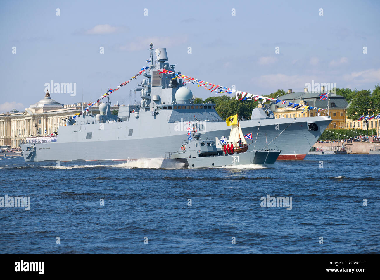 ST. PETERSBURG, Russland - Juli 25, 2019: Die Landung Boot von Projekt 11770, Erna' mit dem alten Boot Peter des Großen vor dem Hintergrund der Stockfoto