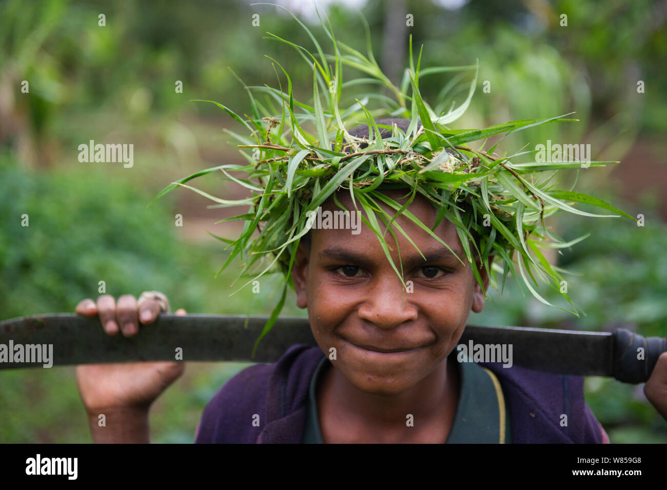 Junge mit Anlage Kopf Kleid, bei Tari Tal, Southern Highlands, Papua Neu Guinea. August 2011 Stockfoto