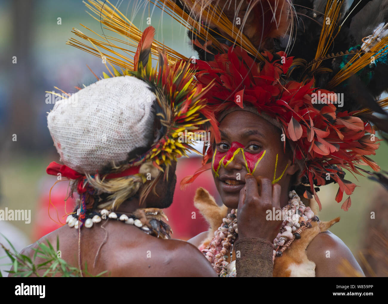 Durchführung in Gesicht gemalt, in Vorbereitung auf die Hagen Show, Western Highlands, Papua New Guinea, August 2011 Stockfoto