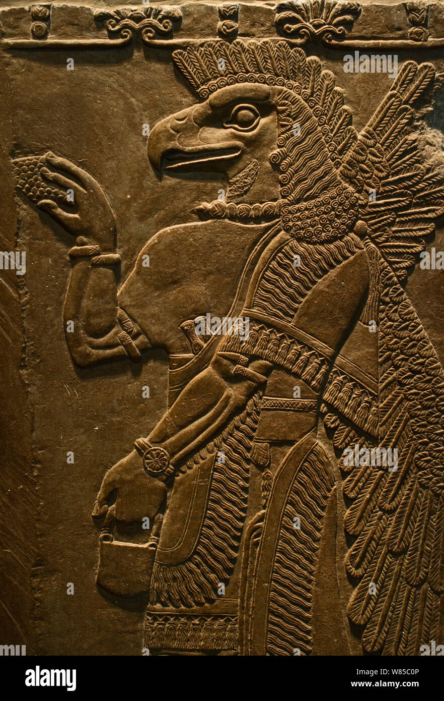 Geformtes wand Relief zeigt einen Adler schützenden Geist vom Tempel von Ninurta, Nimrud der assyrischen Hauptstadt im Nordirak geleitet, dating von 865-860 BC. Stockfoto