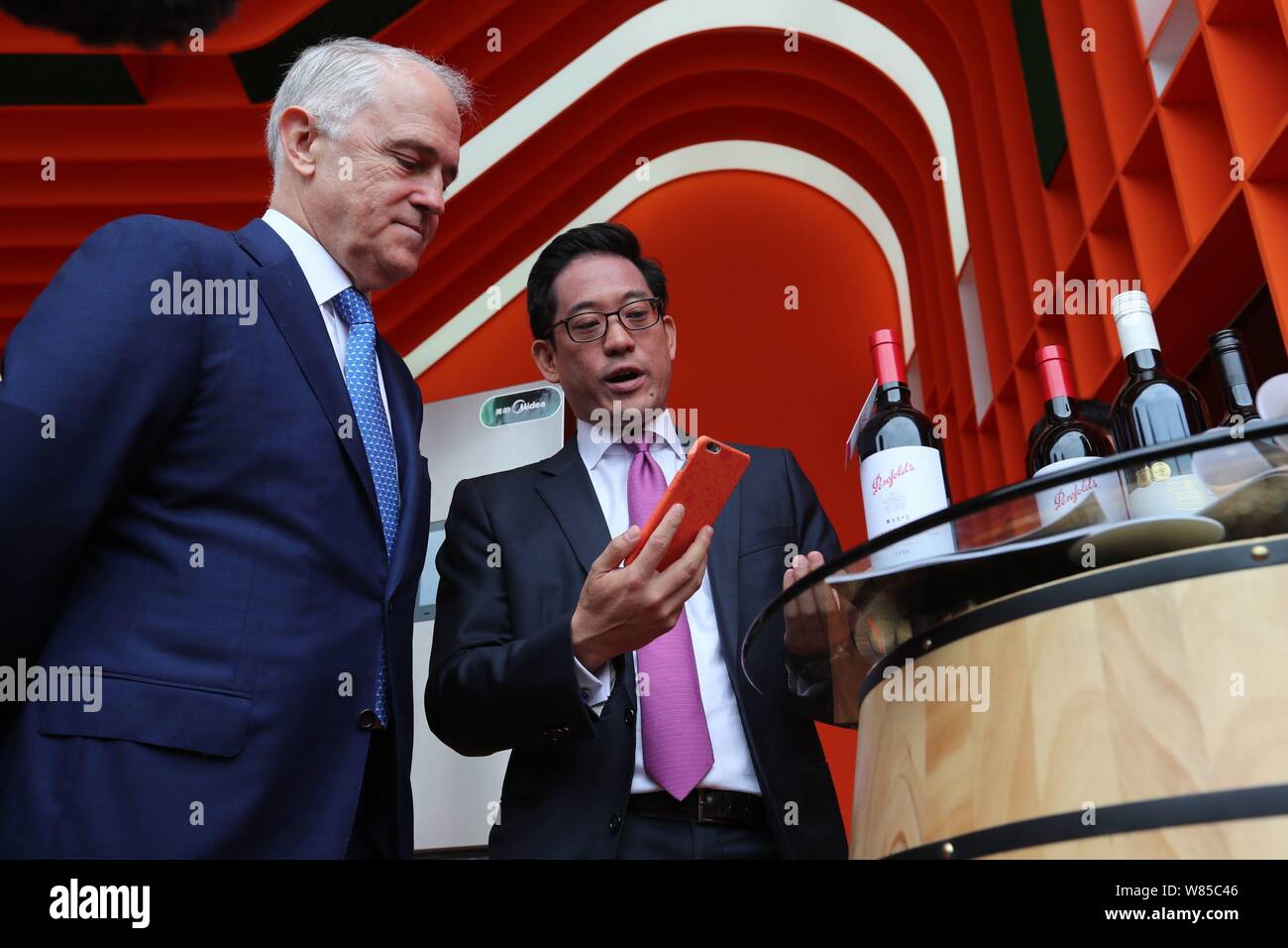 Der australische Premierminister Malcolm Turnbull, Links, eine Einführung bei einem Besuch der Xixi Campus und Sitz der Chinesischen e-commerce Stockfoto