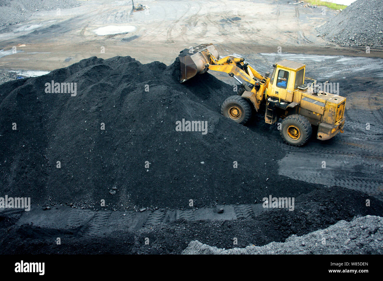 ---- Ein Radlader türmt sich Kohle in einem coalyard in Kunshan City, Central China Provinz Hubei, 12. September 2016. China hat die Regulierungsbehörden Stockfoto