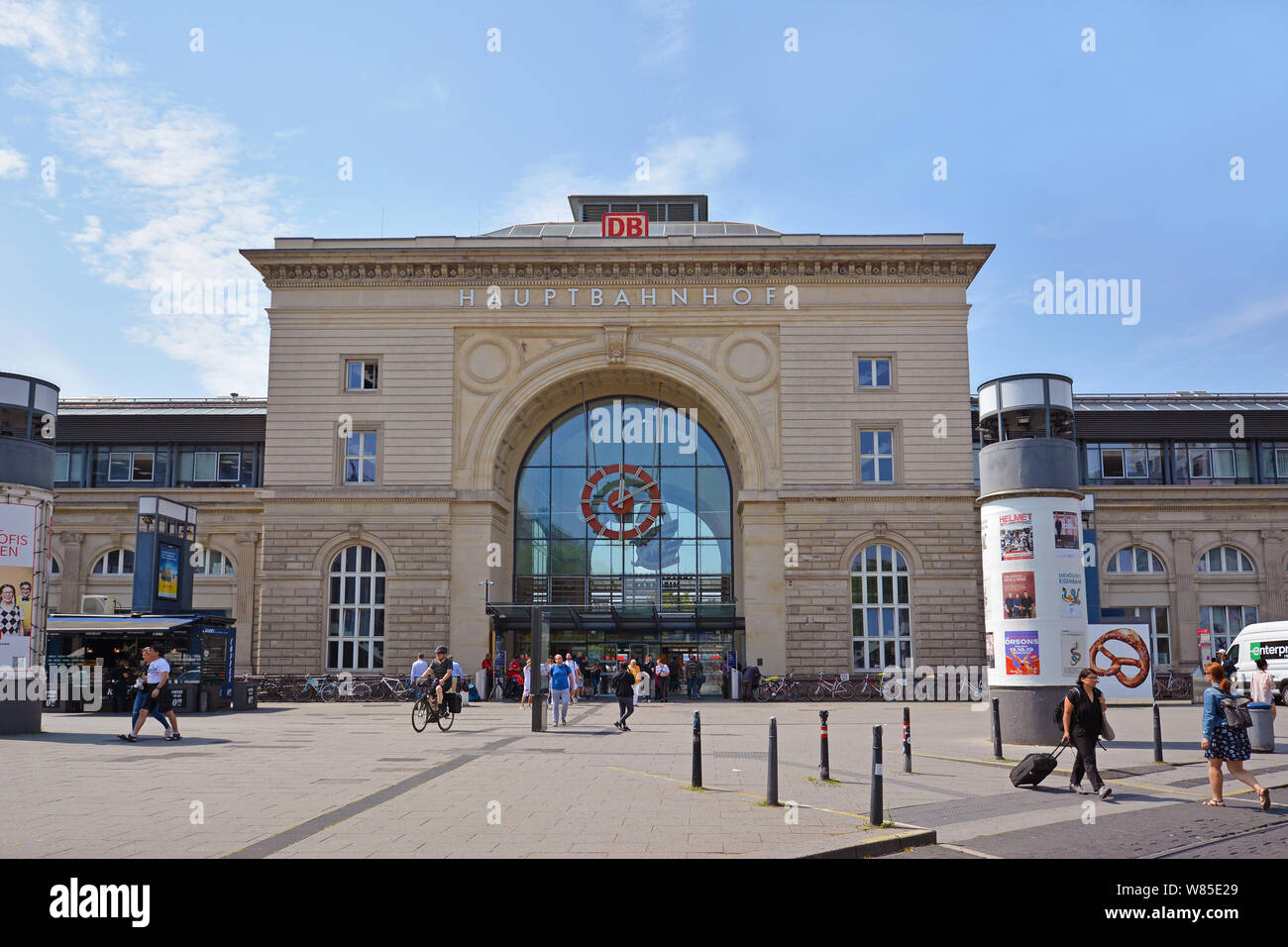 Vorderansicht der Fassade des Mannheimer Hauptbahnhof in alten historischen Gebäude mit Reisenden auf Sommer Tag Stockfoto
